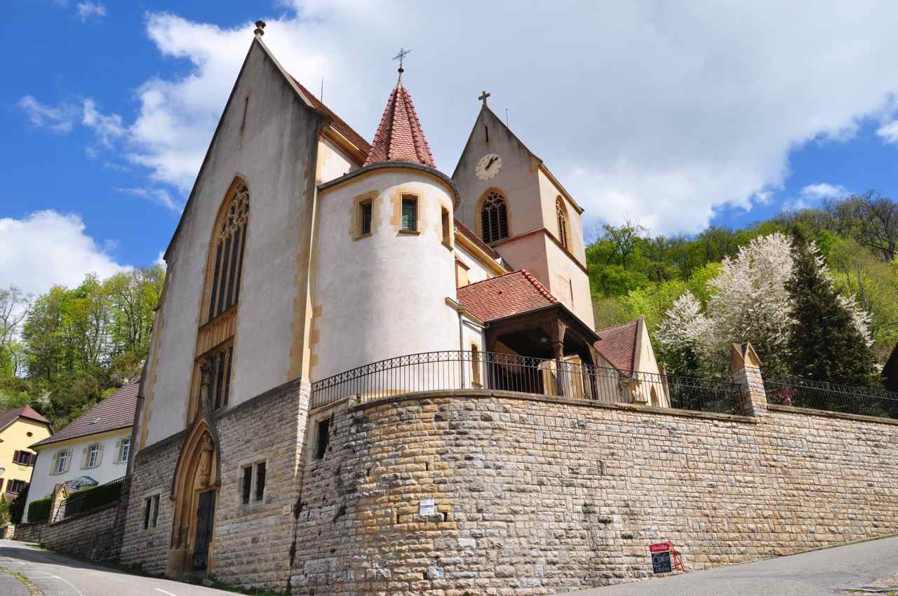 L'église Saint-Bernard de Menthon se situe sur une terrasse fortifiée, Ferrette